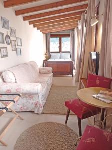 卡瓦拉Old-Town Roof-Garden Suite的客厅配有沙发、桌子和床。
