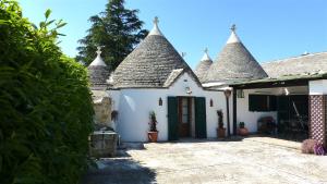 马丁纳弗兰卡TrulliMonaci的白色房子,有三顶屋顶