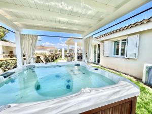 卡尔德杜Ville d'Ogliastra 2 - Marina Suites的房屋后院的热水浴池