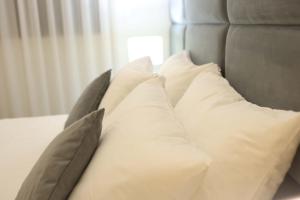 科托尔Bellezza Resort & SPA的床上的一大堆枕头