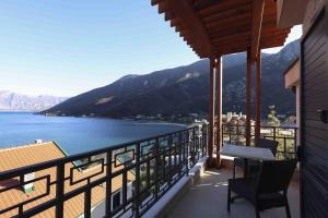 科托尔Bellezza Resort & SPA的享有水景和山景的阳台