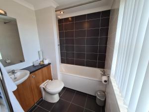利物浦皇家酒店的浴室配有卫生间、浴缸和水槽。