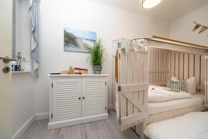 青斯特Villa Strandblick Zingst的儿童卧室配有双层床和梯子