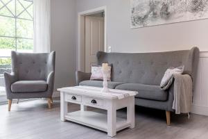 青斯特Villa Strandblick Zingst的客厅配有沙发和桌子