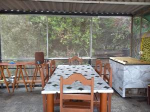 波科内Barco Casa Pantanal Toca da Onça的窗户客房内的桌椅