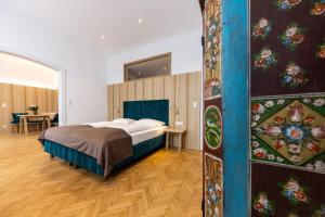 多瑙河畔克雷姆斯菩提树大道酒店的卧室配有一张床和一张桌子