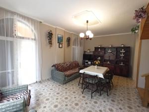 根尼斯迪亚斯Almavilla的客厅配有桌子和沙发