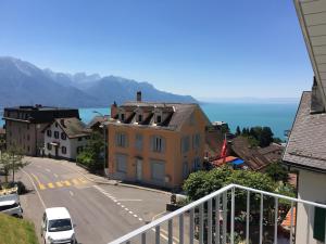 蒙特勒New appartment Design Montreux的阳台享有城镇的海景