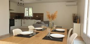 PierrevertUne maison en Provence的用餐室以及带桌椅的厨房。