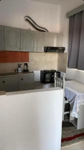 克兰尼蒂Tasos_Studios&Apartments 2的厨房配有白色橱柜和桌子