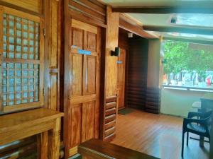 Ohana Resort的一间设有木门和桌椅的房间