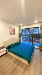 胡志明市Căn hộ ngắn hạn Thành phố Hồ Chí Minh Gần sân bay的一间卧室设有一张大床和一个大窗户