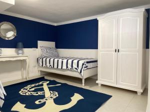 圣温琴佐Casa Morandi MARE的一间卧室设有一张床和蓝色的墙壁