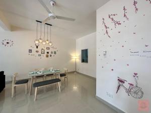 芙蓉Homely, S2 City Center, WiFi, Guarded Community的用餐室配有桌椅和带蝴蝶的墙壁