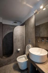 米克诺斯城利亚纳公寓的浴室配有白色水槽和卫生间。