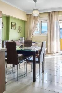拉里萨Το πιο ευχάριστο διαμέρισμα της πόλης的一间带桌椅的用餐室