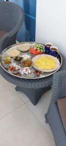 亚喀巴AQABA PRO DIVERS的桌子上放着一盘食物的桌子