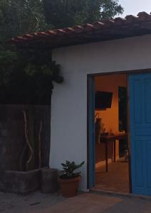 圣阿马鲁Amorada的植物房子的蓝色门