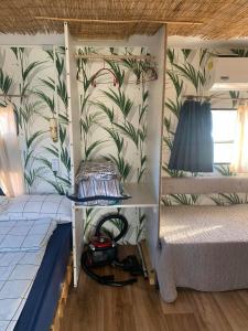 切尔诺莫雷茨Beach hub caravans Gradina的一间设有两张床的房间和一堵植物墙