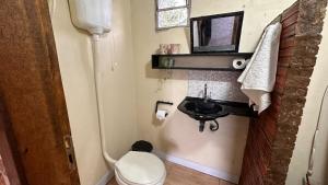 圣阿马鲁Amorada的一间带卫生间和水槽的小浴室