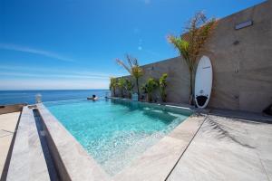 圣何塞Villa Zambudio的一座背景海洋的游泳池