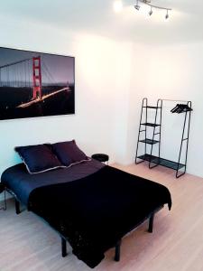 CréhangeEden的一间卧室配有一张带金门桥照片的床