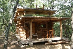 波格尔Chez Buddy - cabane de trappeur的小木屋,配有桌椅
