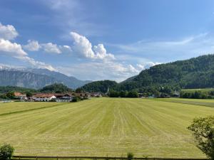 奥博奥多夫Oberaudorf-Kaiserblick的一片大片绿地,背景是群山