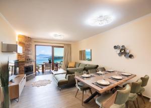 奈德里180 Villas的客厅配有桌椅和壁炉