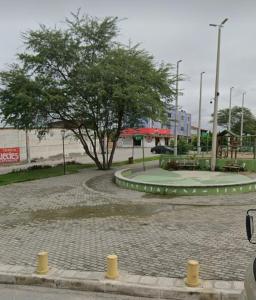 卡鲁阿鲁Casa Confortável的街道中央有树的公园