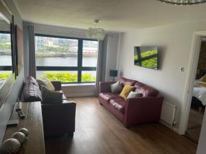 格拉斯哥River view Apartment的客厅设有两张沙发和一个大窗户