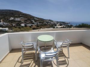 锡基诺斯岛Galini Apartments Sikinos Travel的美景阳台配有桌椅