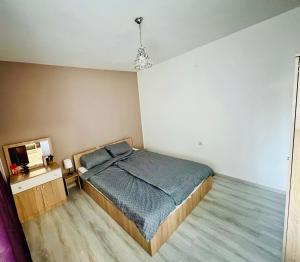克尔贾利Midtown Apartment的一间卧室配有一张床和一台电视