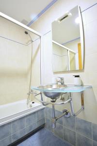 坎巴多斯Céntrico apartamento con parking en Cambados的浴室配有盥洗盆、镜子和浴缸