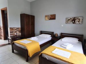 锡基诺斯岛Galini Apartments Sikinos Travel的一间客房内配有两张床的房间