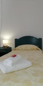 佩里萨5bedroom villa in perissa beach的床上的白色毛巾