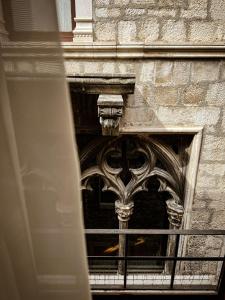 斯普利特Borna and Franko Rooms Split city centre的享有带窗户的建筑景致