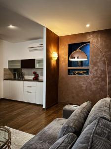 斯普利特Borna and Franko Rooms Split city centre的带沙发的客厅和厨房