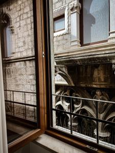 斯普利特Borna and Franko Rooms Split city centre的享有大楼景致的窗户
