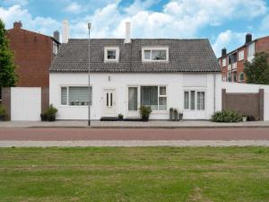 弗利辛恩Comfortable semi-detached holiday home in Vlissingen的白色房子,有屋顶
