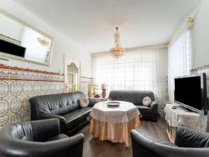 弗利辛恩Comfortable semi-detached holiday home in Vlissingen的客厅配有皮革家具和电视