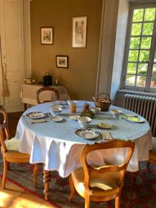 Les Tourellières的一张餐桌,上面有蓝桌布