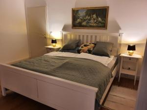 汉堡Wohnen in der Bürgermeistervilla的一间卧室配有一张带2个床头柜的大床