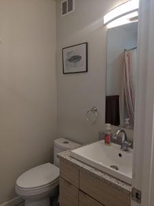 温尼伯Harbison的浴室配有白色卫生间和盥洗盆。