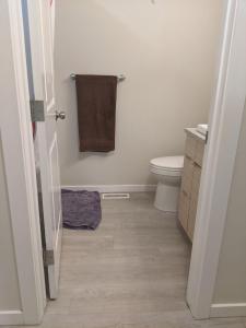 温尼伯Harbison的一间带卫生间和毛巾的浴室