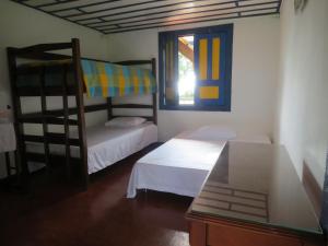 锡卡西亚Finca El Topacio Circasia-Quindio的一间卧室设有两张双层床和一扇窗户。