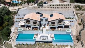 奈德里180 Villas的享有带游泳池的房屋的空中景致
