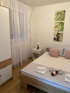 鲁马Apartman Popović的一间卧室配有一张床和镜子