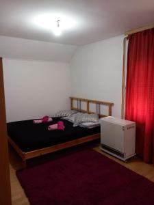 萨拉热窝APARTMENT Bjelave的一间卧室配有床和红色窗帘