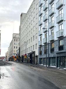 坦佩雷Uusi ilmastoitu kaksio Tampereen ytimessä, pysäköinti, iso lasitettu parveke的大楼前空的街道